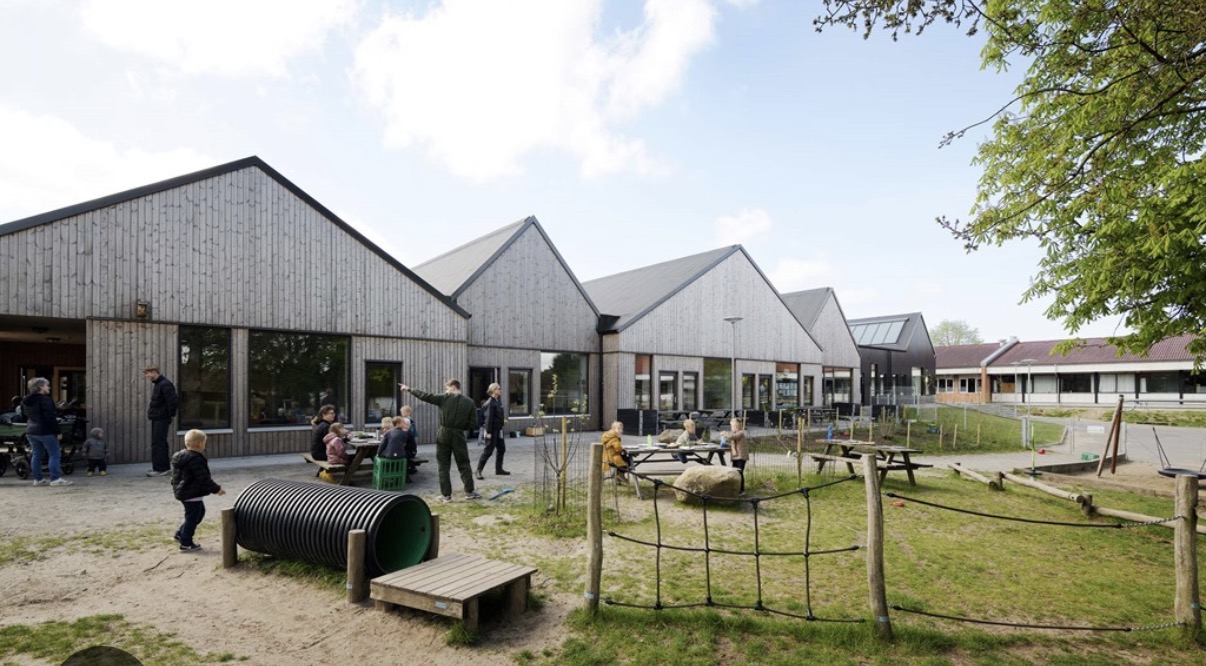 Skals børnehus set fra den store legeplads