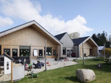 Skals børnehus set ude fra vuggestuens legeplads